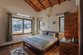 Alaya Stays SnowPeak Vila With Hill View