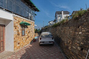 Alaya Stays SnowPeak Vila With Hill View
