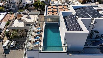 203 Piliou - City Views & Rooftop Pool Access
