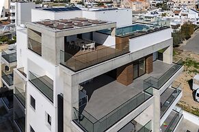 203 Piliou - City Views & Rooftop Pool Access