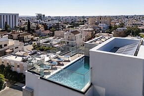 203 Piliou - City Views & Rooftop Pool Access