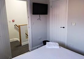 The Red Lounge House - sleeps 14