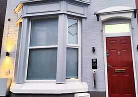 The Red Lounge House - sleeps 14