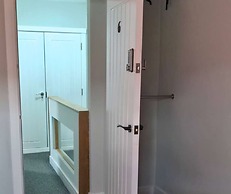 The Red Lounge House - sleeps 14