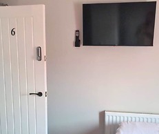The Red Lounge House - sleeps 14