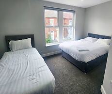 The Red Lounge House - sleeps 14