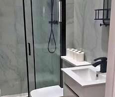 The Red Lounge House - sleeps 14