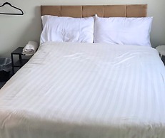 The Red Lounge House - sleeps 14