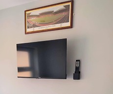 The Red Lounge House - sleeps 14