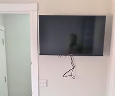 The Red Lounge House - sleeps 14