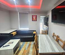 The Red Lounge House - sleeps 14