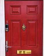 The Red Lounge House - sleeps 14