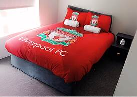 The Red Lounge House - sleeps 14