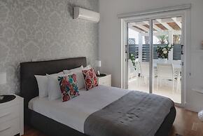 Botanical Art House by Staycom