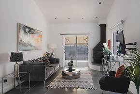 Botanical Art House by Staycom
