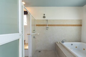 Sleeps 6 Views Beach 1 Block Gated