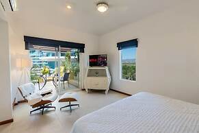 Sleeps 6 Views Beach 1 Block Gated