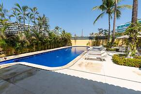 Sleeps 6 Views Beach 1 Block Gated