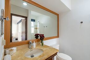 Sleeps 6 Views Beach 1 Block Gated