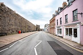 The Deck West Wall - 2 Bedroom Apartment - Tenby