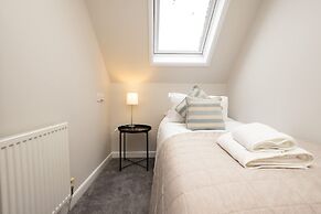 The Deck West Wall - 2 Bedroom Apartment - Tenby