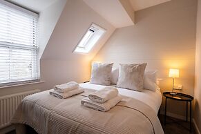 The Deck West Wall - 2 Bedroom Apartment - Tenby