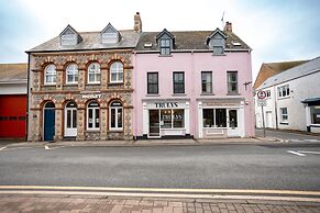 The Deck West Wall - 2 Bedroom Apartment - Tenby