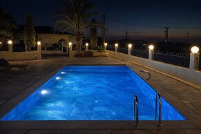 Creta Leisure Escape Private Pool Garden Oasis
