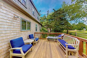 1 Mi to Dtwn Nantucket! Family Getaway w/ Deck
