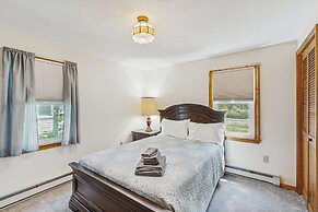 1 Mi to Dtwn Nantucket! Family Getaway w/ Deck
