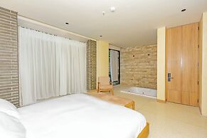 Hotel Iconik