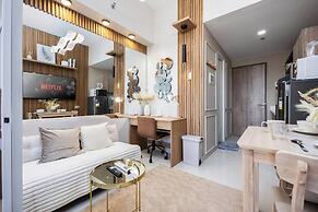Elegant Wood-accent Studio With Balcony