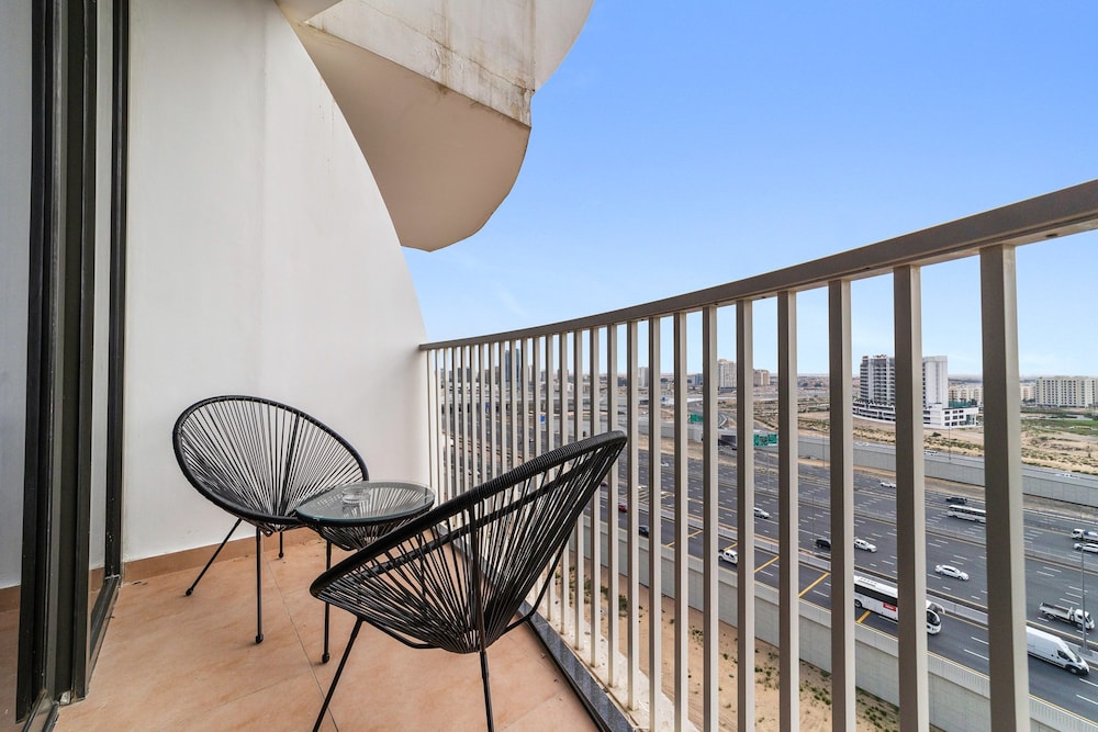 Silkhaus Cozy Studio Balcony Binghatti Pearl