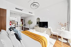 Silkhaus Cozy Studio Balcony Binghatti Pearl