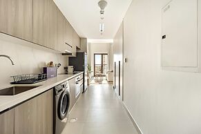 Silkhaus Studio Getaway Yas Golf Collection