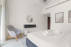 Business Bay Apartment w Balcony Seating