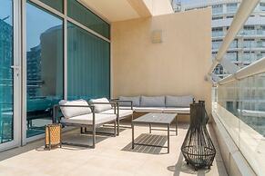 Business Bay Apartment w Balcony Seating