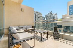 Business Bay Apartment w Balcony Seating