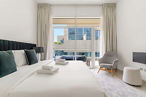 Business Bay Apartment w Balcony Seating