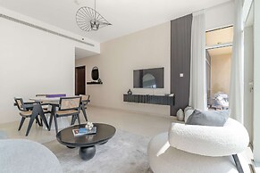 Business Bay Apartment w Balcony Seating