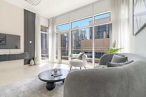 Business Bay Apartment w Balcony Seating