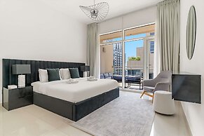 Business Bay Apartment w Balcony Seating