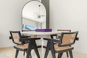 Business Bay Apartment w Balcony Seating