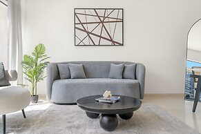 Business Bay Apartment w Balcony Seating
