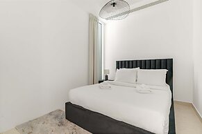 Business Bay Apartment w Balcony Seating