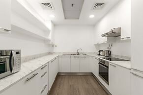 Business Bay Apartment w Balcony Seating