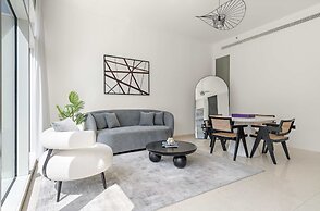 Business Bay Apartment w Balcony Seating