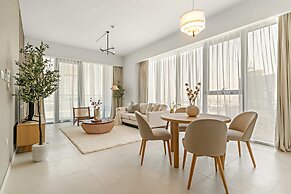 Bright 1BR Escape w Balcony Building Pool