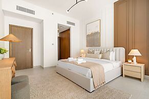 Bright 1BR Escape w Balcony Building Pool