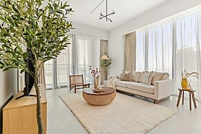 Bright 1BR Escape w Balcony Building Pool